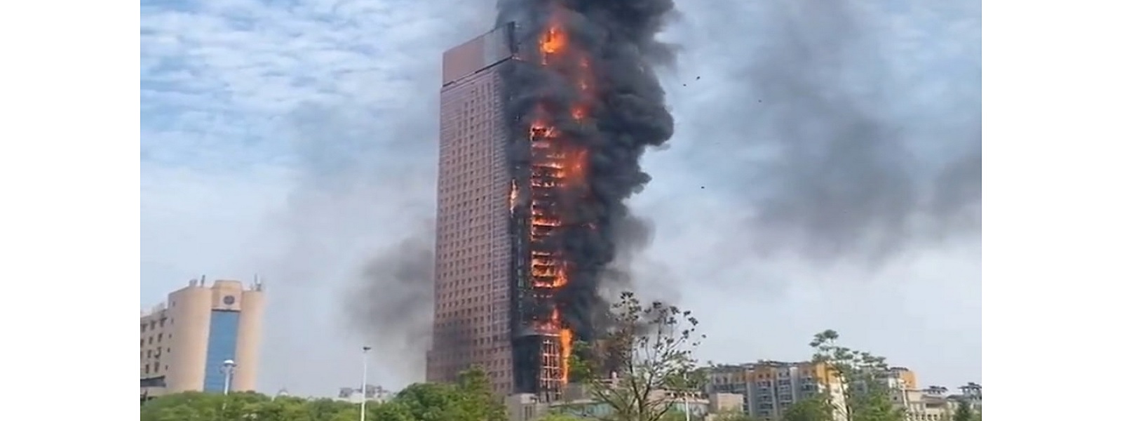 சீனாவில் 42 மாடி கட்டடத்தில் தீ பரவல்